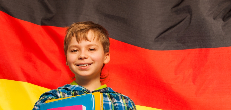 Немецкие дети в россии. Дети из Германии. Мальчик из Германии. Дети с флагом Германии. Детский сайт Германия.
